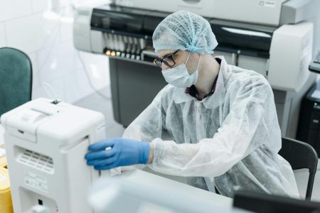7 Benefits of Hiring Medical Equipment Movers